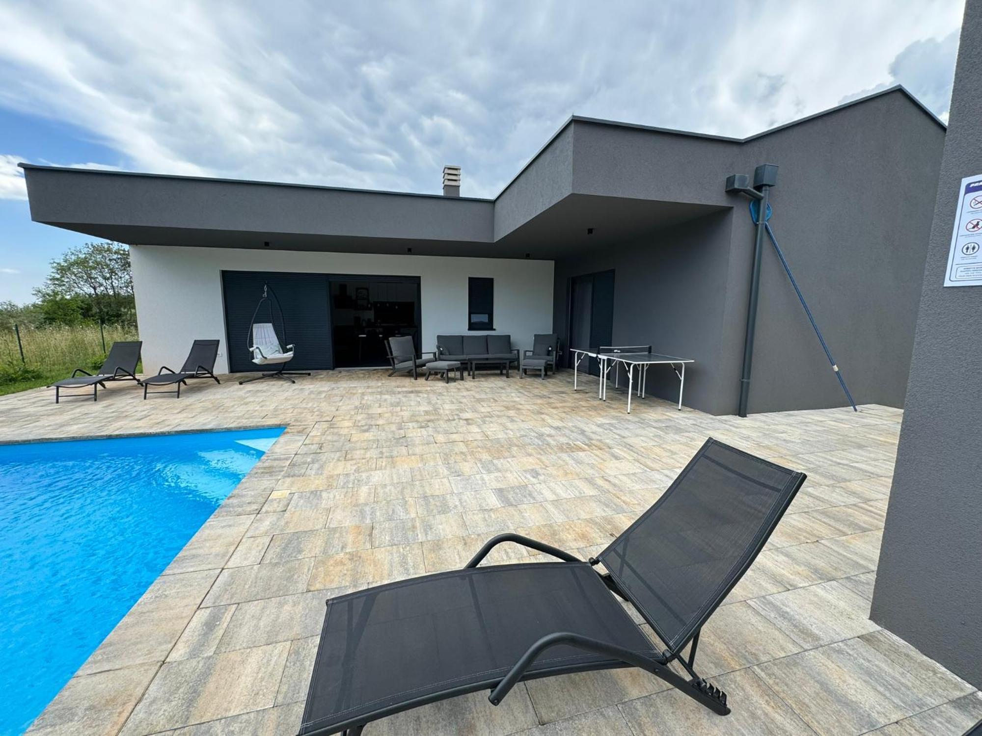 Nora With Heated Pool